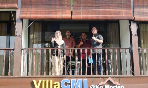 WRUR KOTA LAKSAMANA: SUASANA KAMPUNG TENGAH BANDAR TARIKAN VILLA CMI