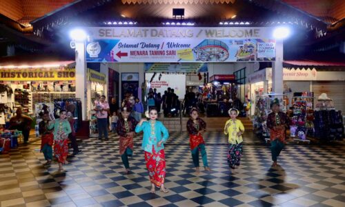 BUSANA TRADISIONAL JADI ‘TIKET PERCUMA’ NAIK MENARA TAMING SARI