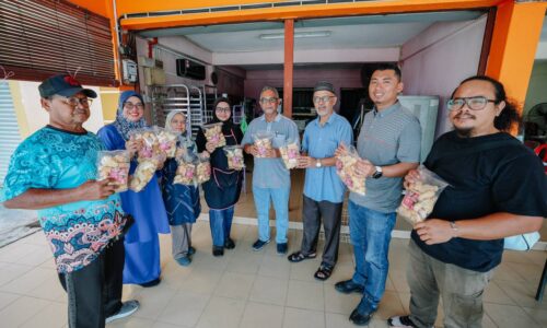 BISKUT TONGKAT BUKIT BULAT LAIN DARIPADA YANG LAIN