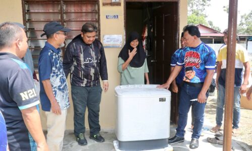 WRUR AYER MOLEK: DUA BERANAK TERSENTUH DIBANTU MAIM