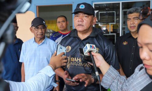WRUR AYER MOLEK: TERNAKAN BERKELIARAN DOMINASI ADUAN RAKYAT