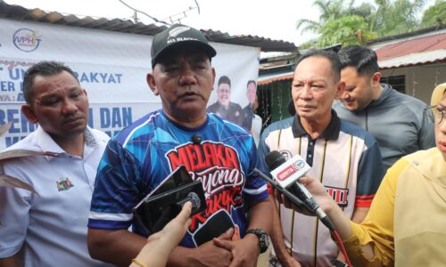 WRUR AYER MOLEK: MPHTJ MASUK KAMPUNG, BAIKI KEDIAMAN UZUR