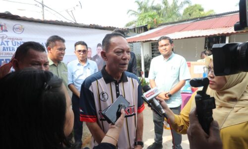 WRUR AYER MOLEK: PENDUDUK KAMPUNG BUSUT LICIN DAPAT DUA BERITA GEMBIRA