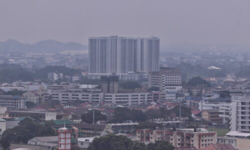 KESAN PENCEMARAN DAN ALAHAN UDARA TERHADAP HIDUNG, SINUS DAN TEKAK DI KAWASAN BANDAR