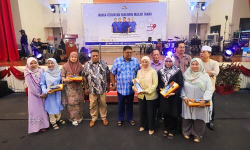 PETUGAS KESIHATAN INSAN HEBAT 