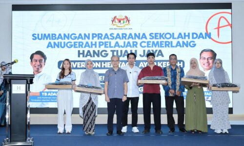 75 PELAJAR CEMERLANG HANG TUAH JAYA TERIMA INSENTIF PEMBELAJARAN