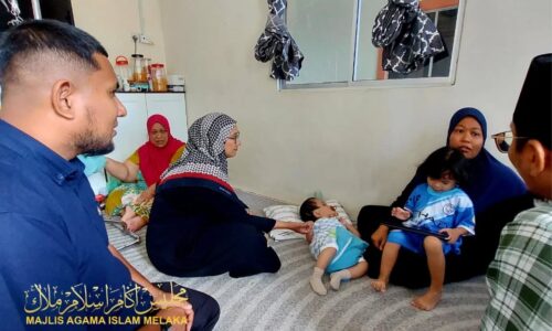 MAIM SALUR BANTUAN BULANAN BANTU ADIK ANGGUN CEMPAKA