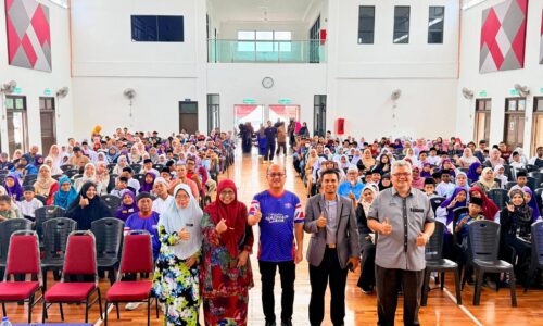‘SAYA MAHU LIHAT ANAK KAMPUNG BERJAYA’