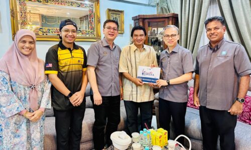 BEKAS KETUA PENGARANG MELAKA HARI INI PENERIMA KE-740 TABUNG KASIH@HAWANA