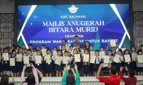 WRUR KESIDANG PERKENAL ANUGERAH 100 TERBAIK, NYALAKAN SEMANGAT 1,200 PELAJAR