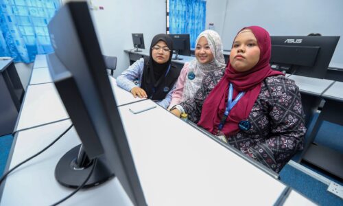 MAHASISWA UNIMEL HARGAI INISIATIF KOMPUTER WAKAF