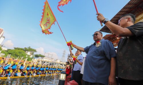 PERAHU NAGA SHUANG RAO BUKA TIRAI FESTIVAL SUNGAI MELAKA 2026