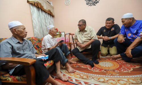 KETUA MENTERI TURUN PADANG SANTUNI RAKYAT TELOK MAS