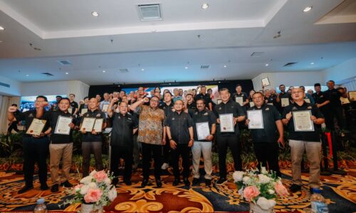 PELANTIKAN JABATAN, BAPA ANGKAT SUNTIK SEMANGAT ATLET SUKMA MELAKA