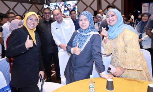 PERDANA MENTERI HARGAI SUMBANGAN PENJAWAT AWAM PACU KEMAJUAN NEGARA