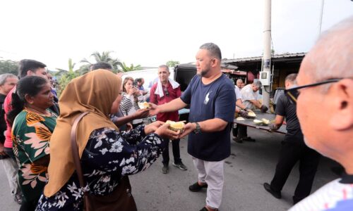 TOK RAUF BELANJA SATU TAN DURIAN UNTUK ORANG ALOR GAJAH