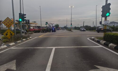 MEKANIK PARAH MOTOSIKAL BERTEMBUNG DI SIMPANG TAMAN MAJU