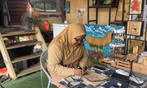 DARI BARA JADI KARYA, DUA BERADIK NYALAKAN SENI ‘WOODBURN’ BERIDENTITI MALAYSIA