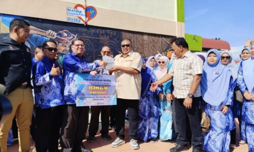 WARGA SMK TELOK MAS TERUJA SAMBUT KETUA MENTERI