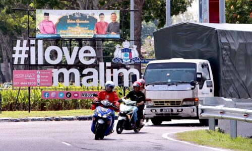 MERCU TANDA ‘I LOVE’ BERMULA DI KESIDANG
