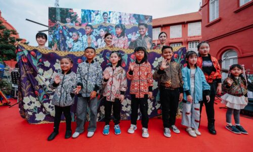 BATIK MELAKA-BELANDA DILANCARKAN, KETENGAH MOTIF BUNGA KESIDANG DAN TULIP