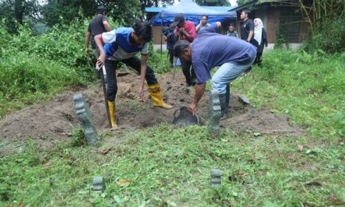 MAIM PINDAHKAN PUSARA EMPAT SEKELUARGA BERUSIA LEBIH 60 TAHUN