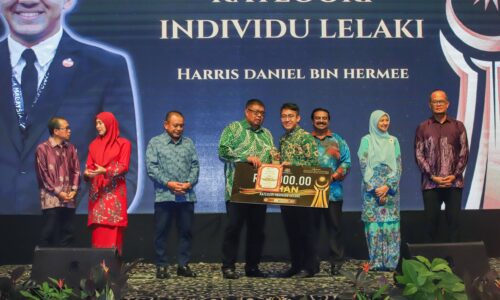 AKTIF PERKASA ANAK MUDA, PEGUAM SYARIE DINOBAT IKON BELIA MELAKA