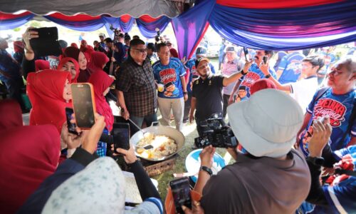 BUKAN SEKADAR BERSALAMAN, KETUA MENTERI TURUN BAWA SINAR UNTUK ORANG BEMBAN