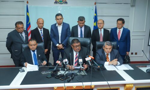 KERAJAAN NEGERI TUNAI AKUJANJI LULUS USUL ADUN LANTIKAN