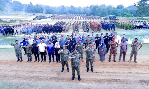 2 JIWA 1 HATI SATUKAN 4,000 RAKYAT, TENTERA DALAM SUKAN