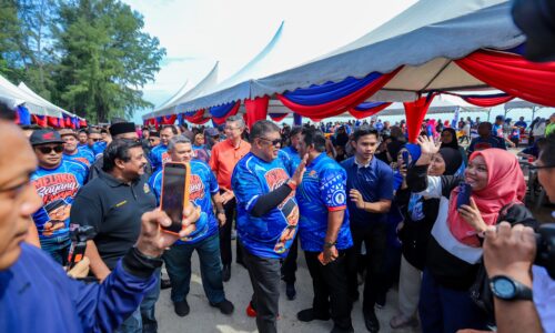 LEBIH 200 PROGRAM SENTUH KEHIDUPAN RAKYAT DI PARLIMEN TANGGA BATU