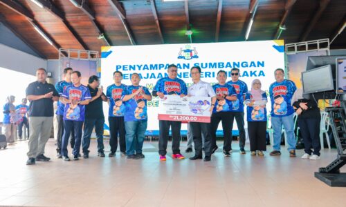 JELAJAH KETUA MENTERI BAWA NIKMAT RM150,000 UNTUK WARGA PANTAI KUNDOR