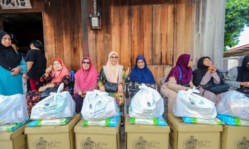 MAIM SUMBANG KIT MAKANAN BANTU ASNAF PANTAI KUNDOR