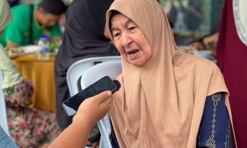 TANGIS SYUKUR NEK RAMLAH TERIMA RUMAH BAHARU RM70,000