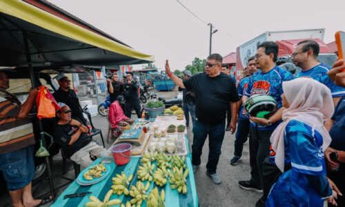 KETUA MENTERI SENTUH HATI RAKYAT KUALA LINGGI