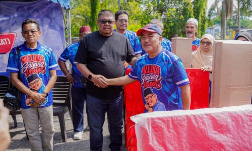 TOK RAUF SUMBANG PERALATAN PERNIAGAAN, PRIHATIN KESUKARAN PENIAGA KECIL