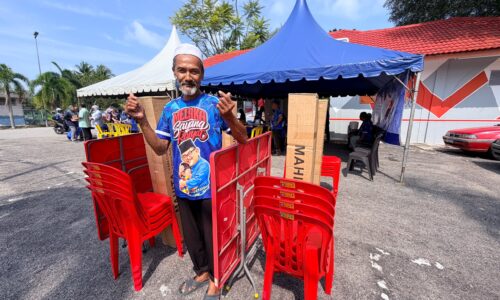 SUMBANGAN PERALATAN PERNIAGAAN KETUA MENTERI BERMAKNA BUAT PENIAGA KECIL