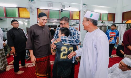 KETUA MENTERI TUNAI SOLAT JUMAAT DI MASJID JAMEK AR-RAHIM MERLIMAU