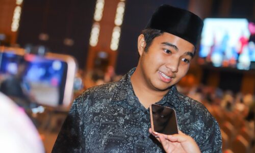 EMIR HARITH BUKTIKAN DISLEKSIA BUKAN PENGHALANG UNTUK BERJAYA