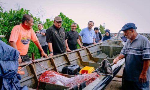 TOK RAUF TURUN PADANG PANTAU PERKEMBANGAN PROJEK BALAI NELAYAN BAHARU PASIR GEMBUR