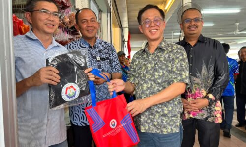 NAIK TARAF PASAR WILAYAH TAMAN KOTA LAKSAMANA TINGKAT KESELESAAN PENIAGA