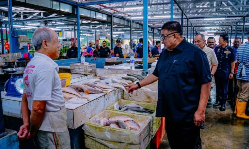 KETUA MENTERI TURUN PADANG, DENGAR DENYUT NADI PENIAGA PASAR MBMB