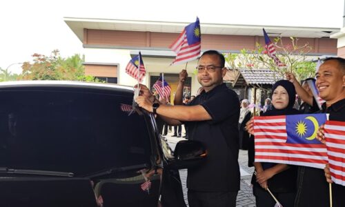 MPAG SEMARAK BULAN KEBANGSAAN DENGAN 2,000 JALUR GEMILANG