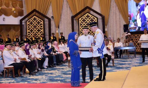 ZIANA ZAIN DIANUGERAH GELARAN DATUK, 1,328 TERIMA DARJAH KEBESARAN MELAKA