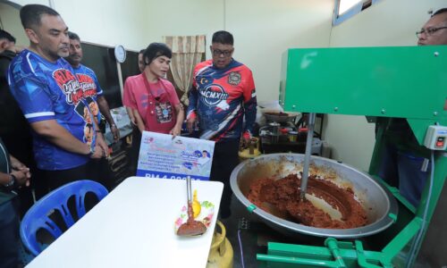 TOK RAUF NYALAKAN SEMANGAT OKU JUAL SAMBAL ‘LIVE’, TABAH JAGA BAPA TERLANTAR