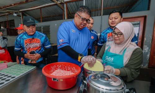 AB RAUF PERKASA USAHAWAN, PENJAJA KECIL AYER MOLEK