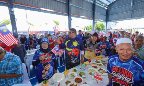 TOK RAUF HADIR BAWA SINAR BUAT WARGA PENGKALAN BATU