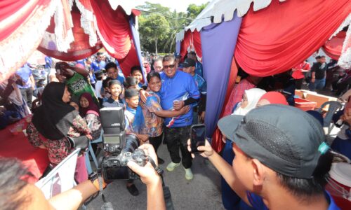 SENYUMAN, HARAPAN, KISAH RAKYAT WARNAI JELAJAH KETUA MENTERI DUN AYER MOLEK