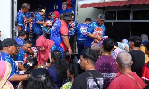 1,500 KAMPIT BERAS PERCUMA, AYAM RM5 TANDA KASIH TOK RAUF BUAT RAKYAT REMBIA