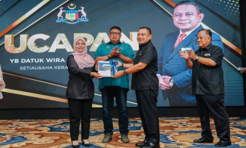 SALHAH WANITA PERTAMA DILANTIK SUK MELAKA